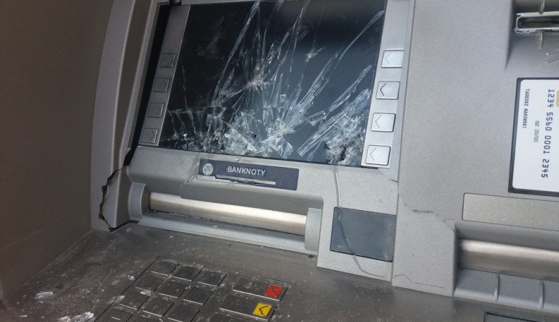 Policja szuka sprawców, którzy zniszczyli w Suwałkach dwa bankomaty, fot. Marcin Kapuściński