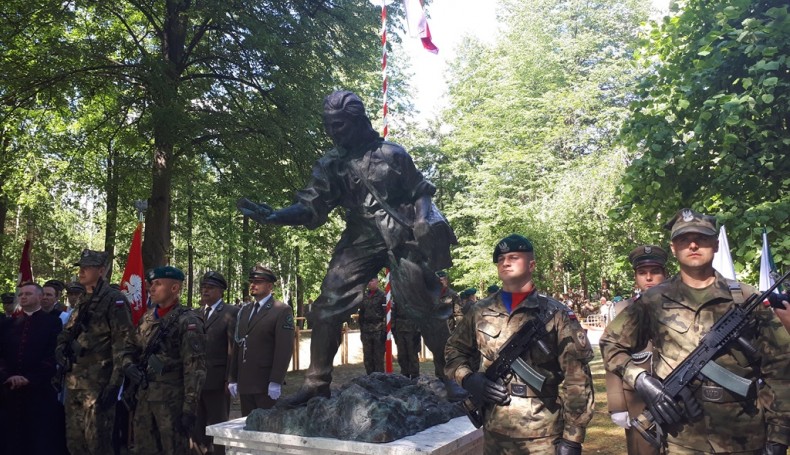 Uroczyste odsÅ‚oniÄ™cie pomnika Danuty SiedzikÃ³wny - "Inki" w miejscowoÅ›ci Gruszki nieopodal Narewki, fot. Edyta WoÅ‚osik