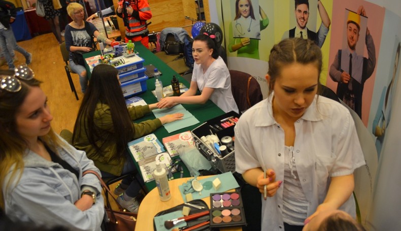 Uczniowie zapoznawali się z ofertami uczelni i lokalnych firm - Targi Pracy i Kariery w Augustowie, fot. Marcin Kapuściński