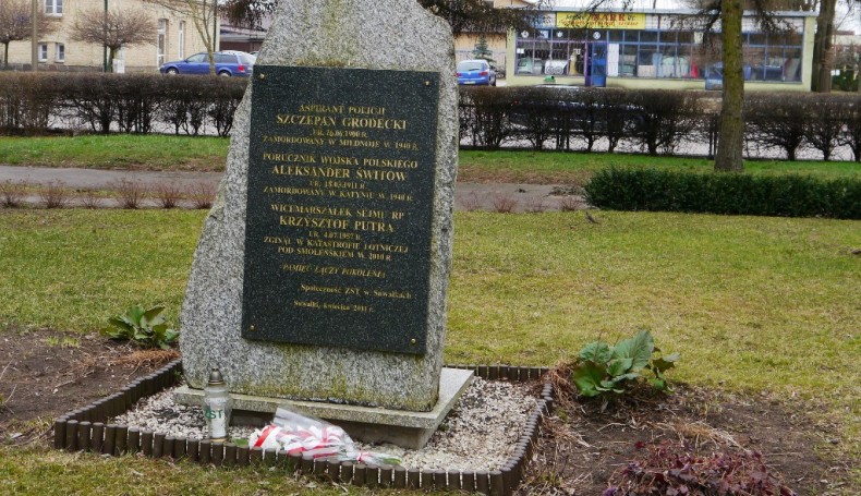 Obelisk upamiętniający m.in. Krzysztofa Putrę przy Zespole Szkół Technicznych w Suwałkach, fot. Tomasz Kubaszewski