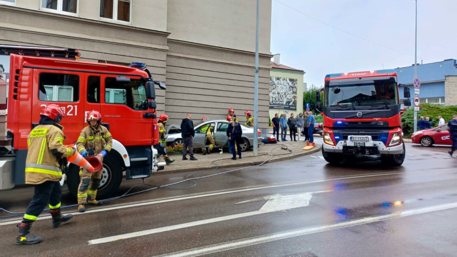 Samochód uderzył w budynek III LO w Białymstoku - jedna osoba w szpitalu