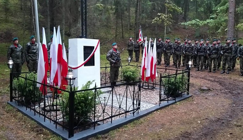 W lesie nieopodal wsi Prudziszki odsłonięto odnowiony pomnik partyzantów, fot. Iza Kosakowska