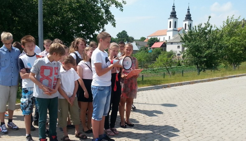 Uczniowie otworzyli szlak śladami Żydów w Bakałarzewie, 2015.06.14, foto I.Kosakowska