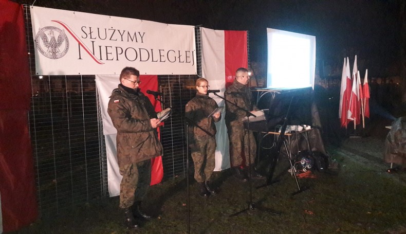 Żołnierze odśpiewali hymn i złożyli kwiaty pod Dębem Wolności w Suwałkach, fot. Areta Topornicka