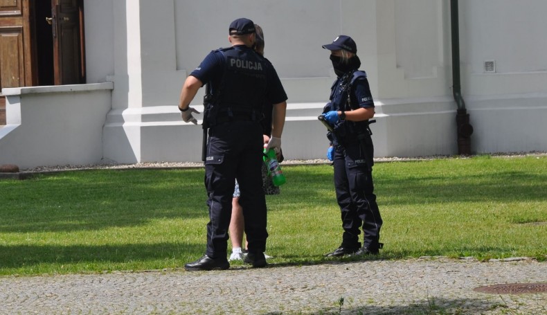 Suwalska policja zatrzymała dwie osoby po incydencie na wiecu wyborczym Rafała Trzaskowskiego, fot. Marcin Kapuściński