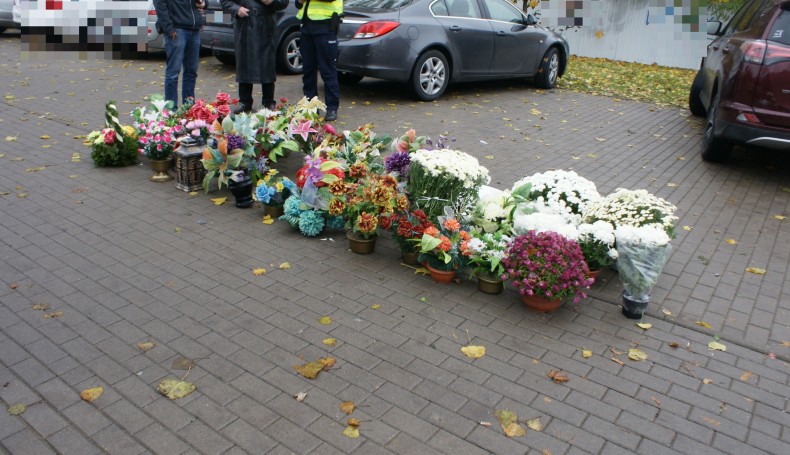 Suwalska policja zatrzymała złodziei kwiatów - Fot. KMP Suwałki
