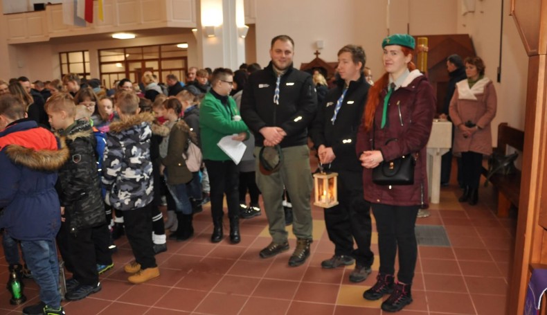 Suwalscy harcerze przekazali mieszkańcom Betlejemskie Światło Pokoju, fot. Irena Poczobut