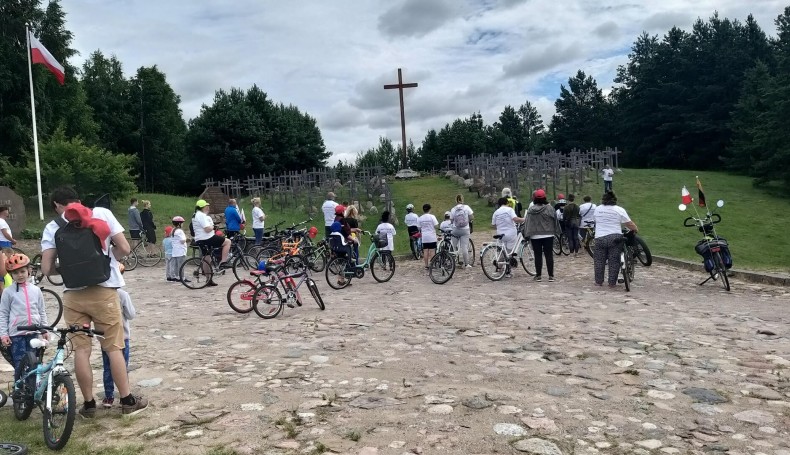 Kilkadziesiąt osób wyruszyło w Rajdzie Rowerowym "Śladami Ofiar Obławy Augustowskiej", fot. Areta Topornicka