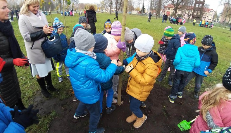 Mieszkańcy Suwałk posadzili ponad 100 drzew przy nowych bulwarach, fot. Iza Kosakowska
