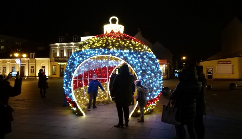 W centrum Suwałk stanęła choinka - z tej okazji rozdano dzieciom prezenty - fot. Iza Kosakowska