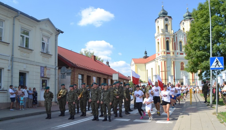 Setna rocznica powstania sejneńskiego przed pomnikiem w Sejnach, fot. Marcin Kapuściński