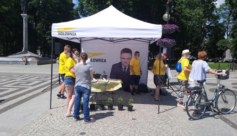 Wolontariusze z Ekipy Szymona Hołowni namawiali mieszkańców Augustowa do głosowania na swojego kandydata, fot. Marta Sołtys
