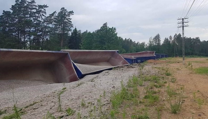 15 wagonów ze żwirem wykoleiło się na trasie Suwałki – Szczepki, źródło: KP PSP w Augustowie