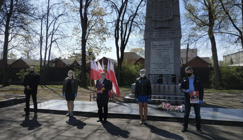 Przedstawiciele lewicy złożyli kwiaty pod Pomnikiem Straceń przy ul. Sejneńskiej w Suwałkach, fot. Jakub Mikołajczuk