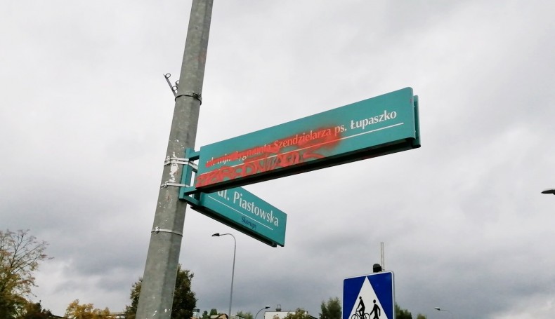 Kolejny raz ktoś pomalował farbą tablicę z nazwą ulicy im. Szendzielarza "Łupaszki", fot. Marcin Gliński