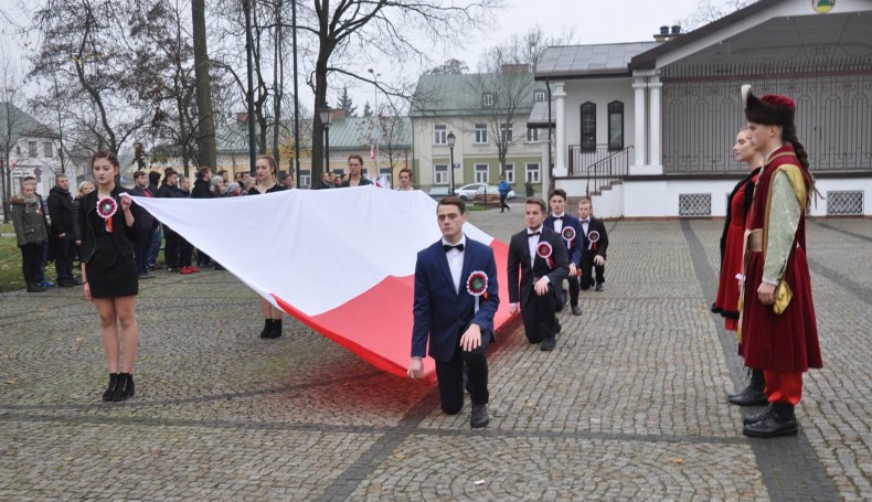 Suwalscy uczniowie zatańczyli poloneza dla Niepodległej, fot. Irena Poczobut