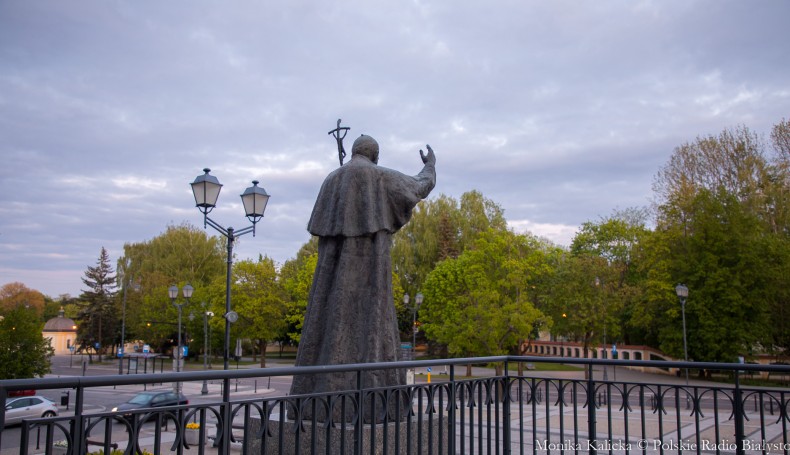 Pomnik papieża Jana Pawła II przy archikatedrze, fot. Monika Kalicka