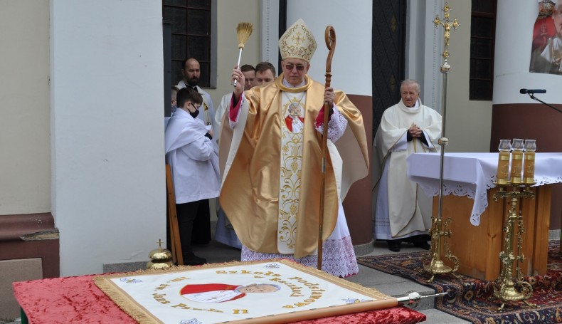 Uroczystość nadania Szkole Podstawowej w Raczkach imienia Jana Pawła II, fot. Marcin Kapuściński