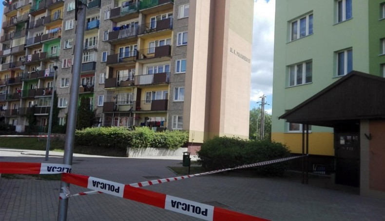 W okolicy jednego z bloków na OS. Północ w Suwałkach znaleziono niewybuch (13.06.2016) - fot. I. Kosakowska