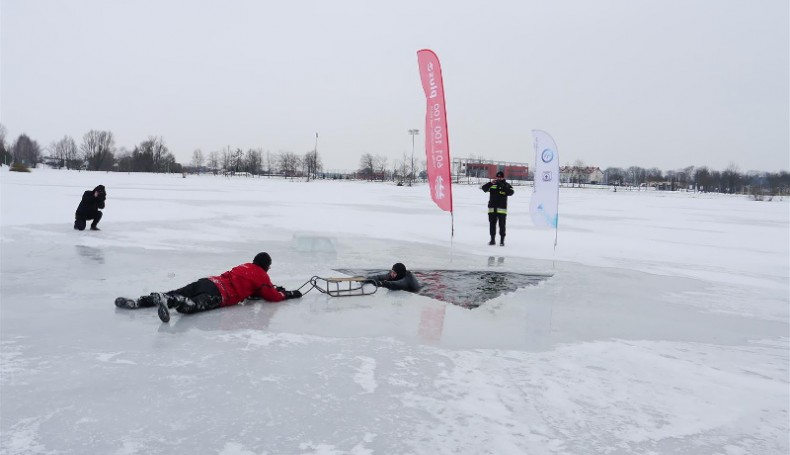 Pokaz ratowania osób, pod którymi załamie się lód, Suwałki, fot. Iza Kosakowska