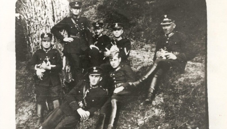 Funkcjonariusze Policji Państwowej powiatu suwalskiego w 1925 roku. Źródło: Muzeum Wojska w Białymstoku