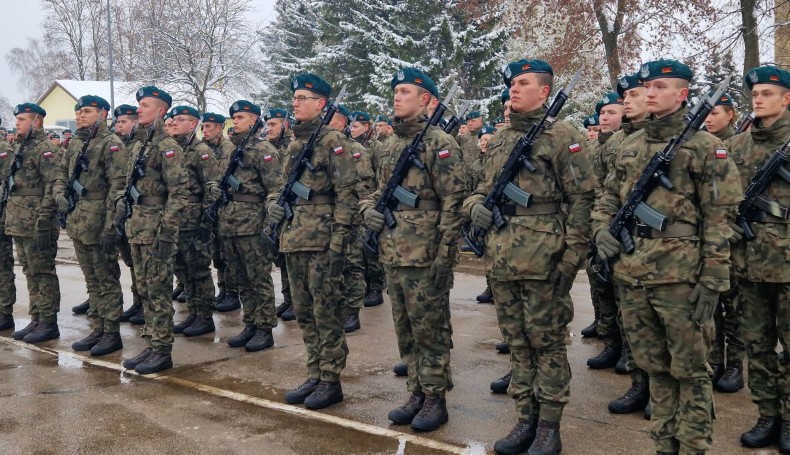 Żołnierze dobrowolnej zasadniczej służby wojskowej złożyli przysięgę w Suwałkach, 10.12.2022, fot. Areta Topornicka