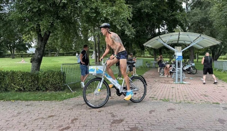 Zwycięzca trzeciej edycji Triathlonu Równych Szans, 3.08.2024, źródło: Pogodne Suwałki.