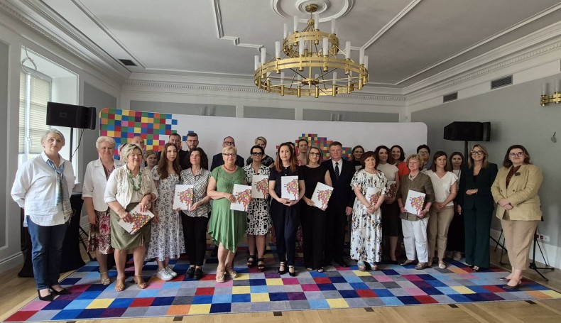 Przedstawiciele podlaskich organizacji odebrali umowy na dofinansowania w Urzędzie Marszałkowskim w Białymstoku, 6.06.2025, fot. Renata Reda