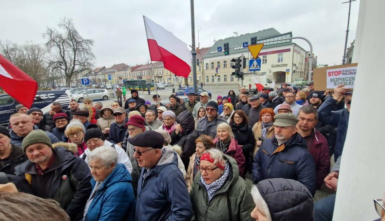 Protest przeciwko utworzeniu centrum integracji cudzoziemców w Suwałkach, 26.03.2025, fot. Areta Topornicka