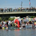 "Weselna wena", I miejsce w Mistrzostwach Polski w Pływaniu na Byle Czym, nagrodę - 7 tys. zł - ufundował burmistrz Augustowa Kazimierz Kożuchowski, Augustów, 4.08.2013, fot. Joanna Żemojda