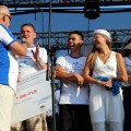 Nagroda dla najoryginalniejszego obiektu pływającego z województwa podlaskiego, "Supranic", nagrodę wręcza marszałek województwa podlaskiego Jarosław Dworzański, Augustów, 4.08.2013, fot. Joanna Żemojda