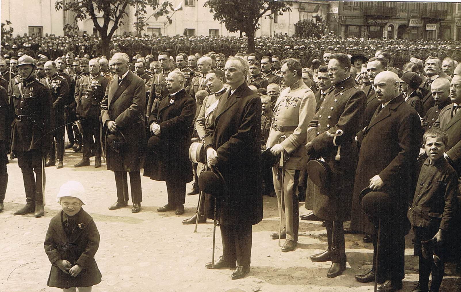 Uroczystości patriotyczne na Rynku Kościuszki, początek lat 20. XX w - fot. z archiwum rodzinnego