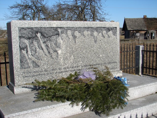 Pomnik w Pobikrach; fot. Adam Dąbrowski