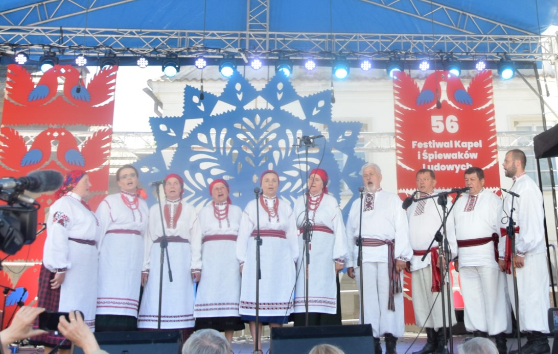 Zespół "Rodyna" z Dubiażyna (gm. Bielsk Podlaski) na 56 Festiwalu Kapel i Śpiewaków Ludowych w Kazimierzu Dolnym. Foto z archiwum zespołu "Rodyna".