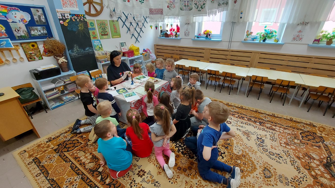 Dzieci z ukraińskich grup w Przedszkolu "Leśna Polana" w Bielsku Podlaskim uczą się robić pisanki Foto: S. Sawczuk