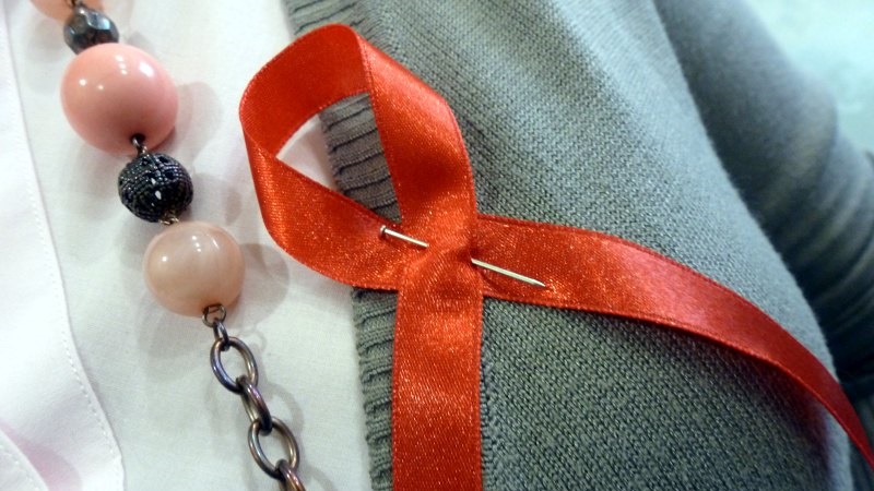 Czerwona wstążka - symbol solidarności z zakażonymi HIV i chorymi na AIDS, fot. Monika Kalicka