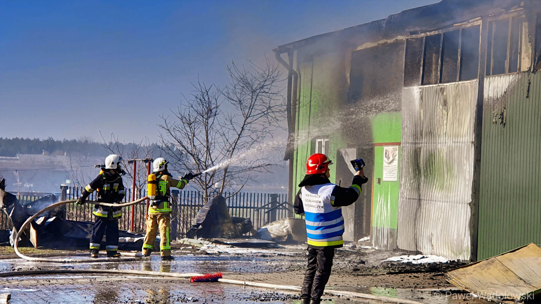 Pożar hali przemysłowej w miejscowości Grzymały Szczepankowskie koło Łomży, fot. Paweł Wądołowski