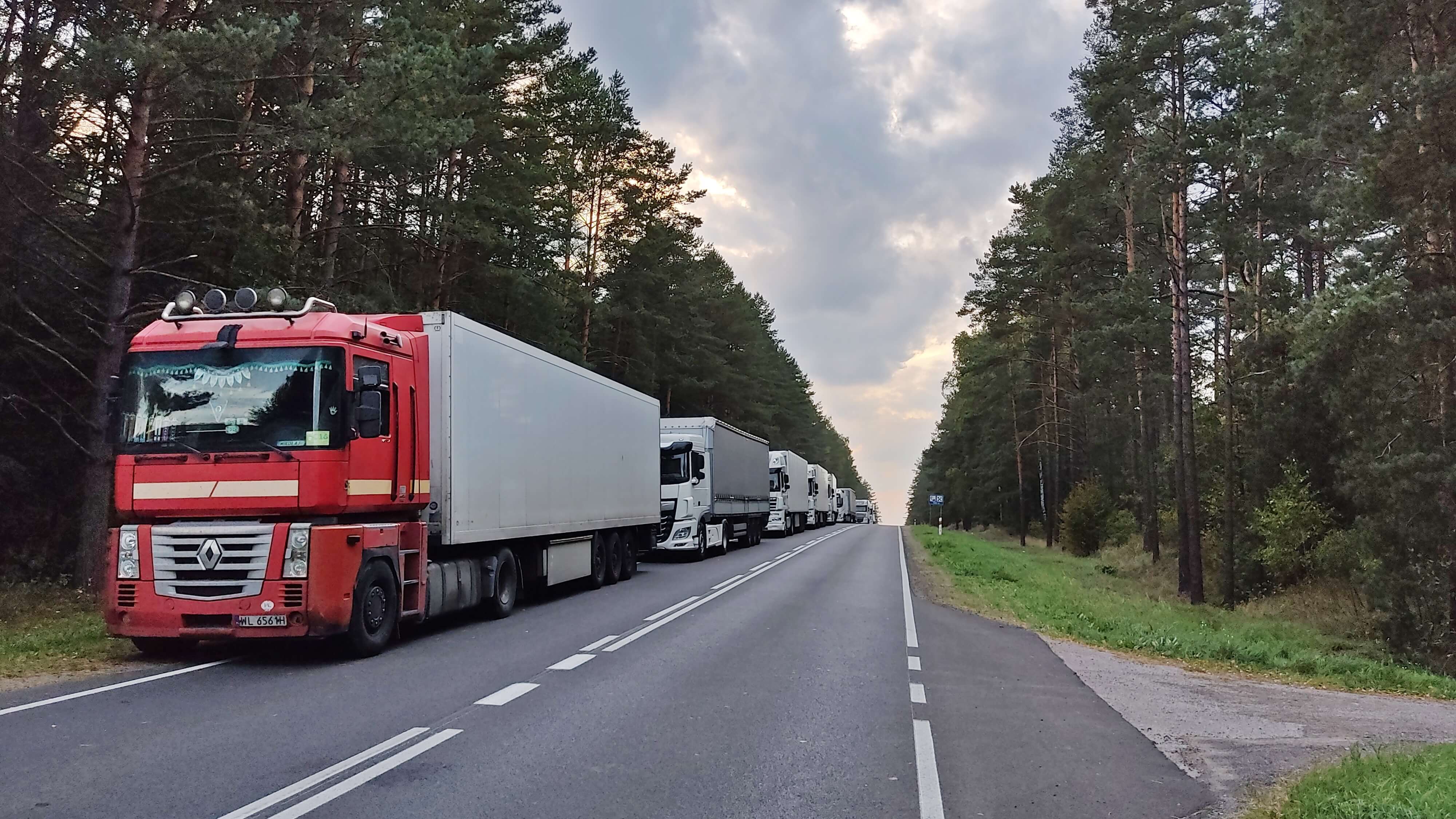 Wielokilometrowe kolejki ciężarówek przed przejściami granicznymi z Białorusią, fot. Adam Janczewski