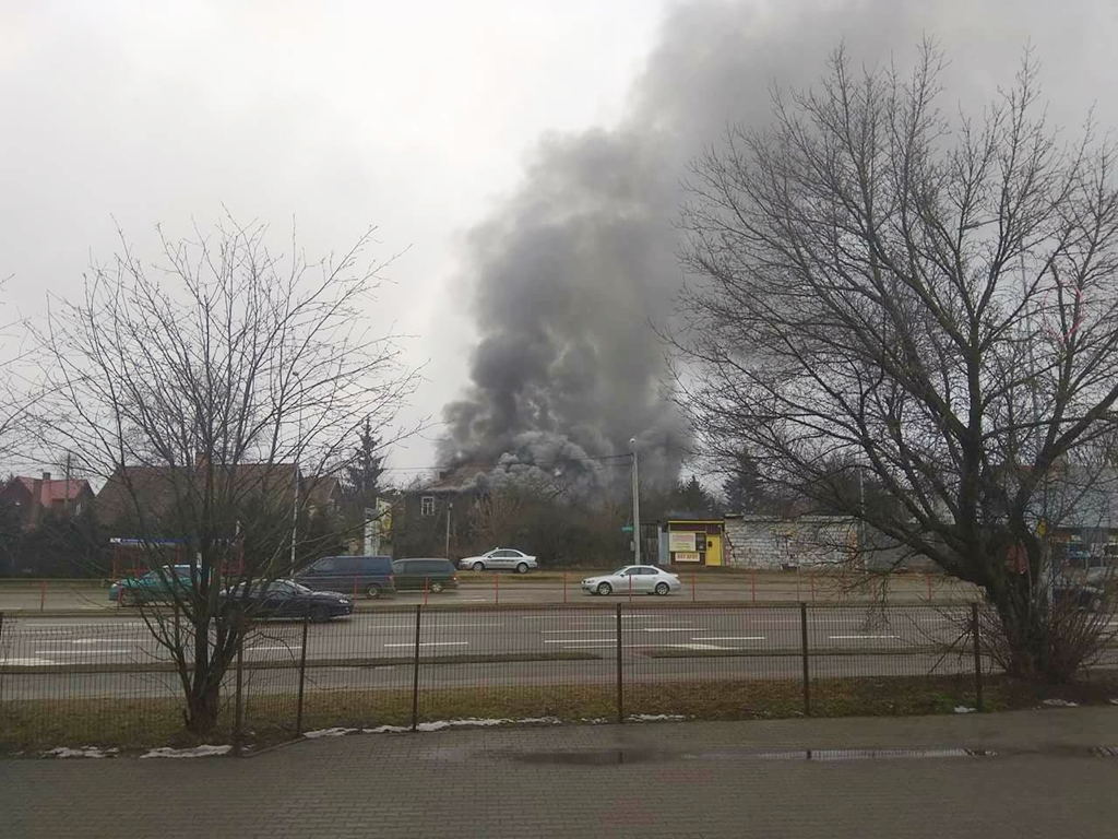 Pożar drewnianego budynku przy ul. Bema w Białymstoku, źródło: zdjęcie udostępnione przez internautę