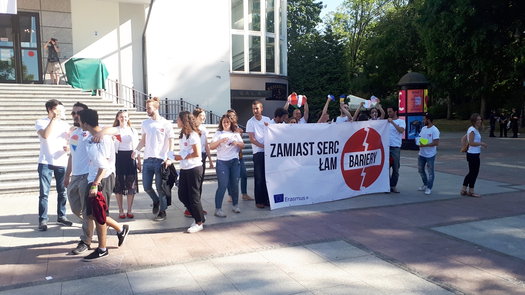Kilkudziesięciu obcokrajowców-wolontariuszy zorganizowało Flasmob przed Teatrem Dramatycznym, fot. Wojciech Szubzda