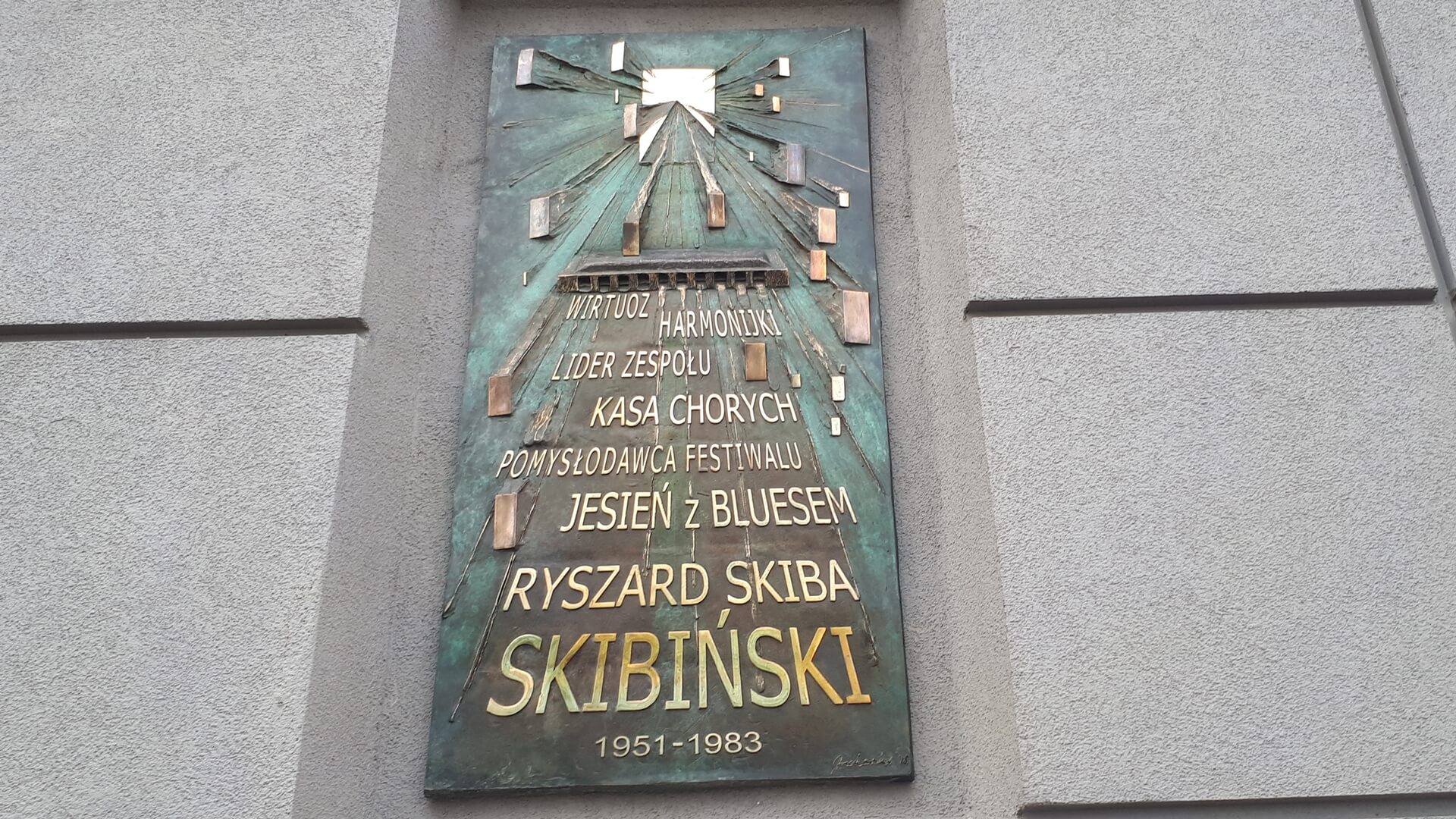 Tablica poświęcona "Skibie" Skibińskiemu na ścianie BOK, fot. Olga Gordiejew