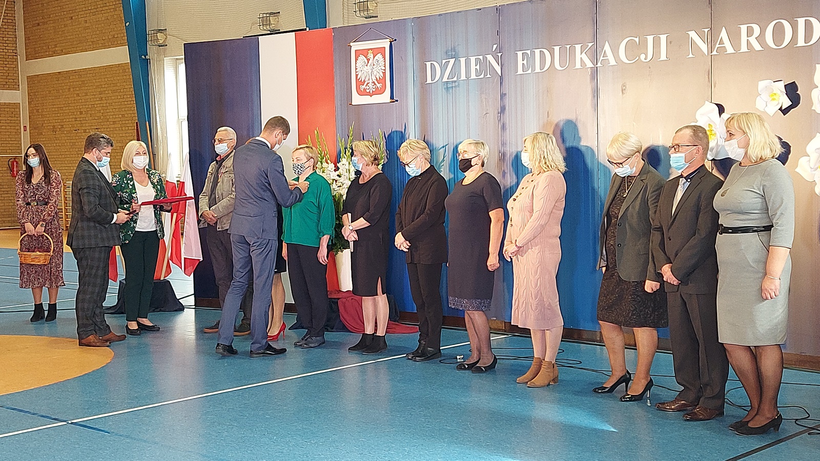 Kilkudziesięciu nauczycieli odebrało w Suwałkach krzyże zasługi, medale i nagrody