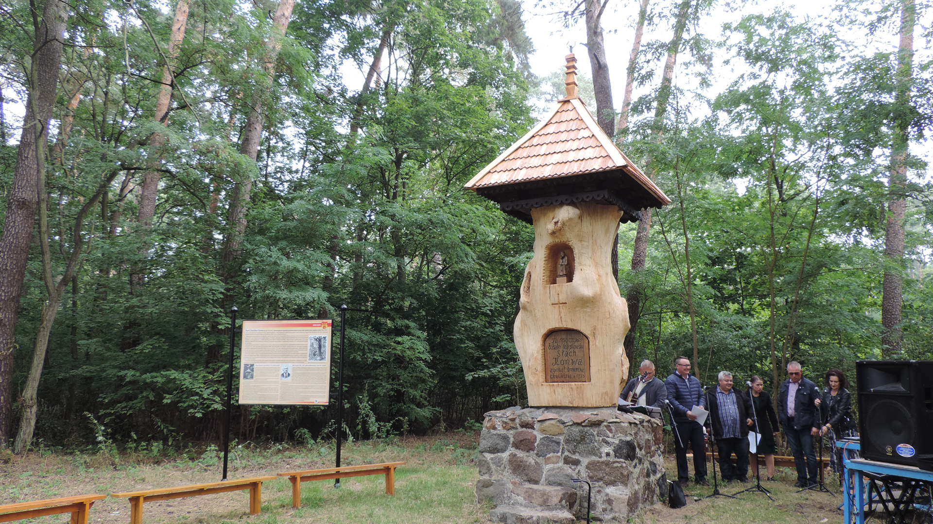 W Lesie Jednaczewskim k. Łomży odsłonięto odnowiony pomnik Stacha Konwy - fot. Adam Dąbrowski
