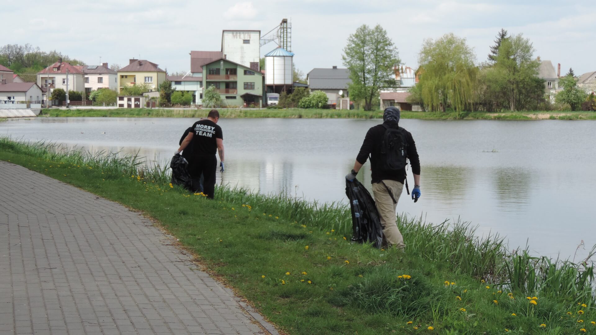 Sprzątanie brzegi rzeki Nurzec i zalewu w Ciechanowcu, 4.05.2019, fot. Adam Dąbrowski