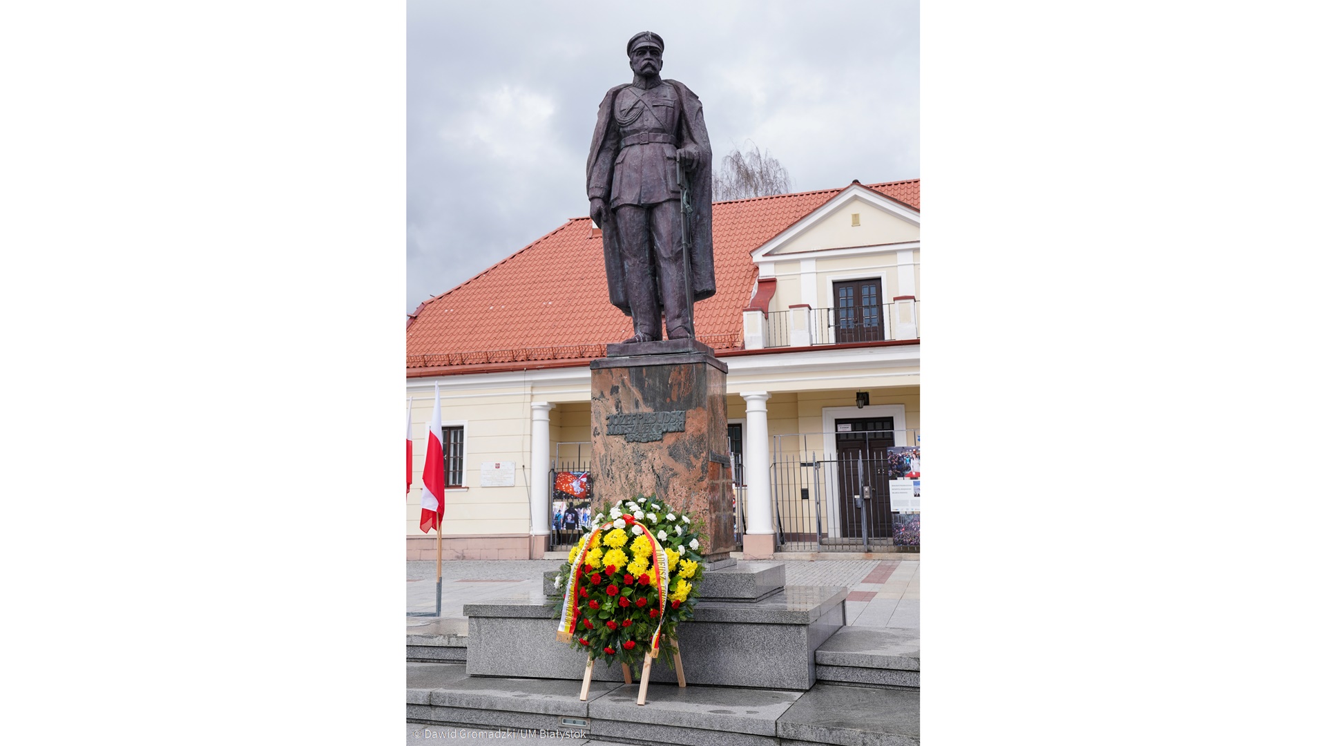 Działacze Towarzystwa Przyjaciół Grodna i Wilna złożyli kwiaty przed pomnikiem marszałka Józefa Piłsudskiego w Białymstoku