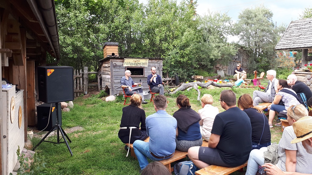 Artyści i reportażyści dyskutują o literaturze w Budzie Ruskiej nad Czarną Hańczą [zdjęcia]