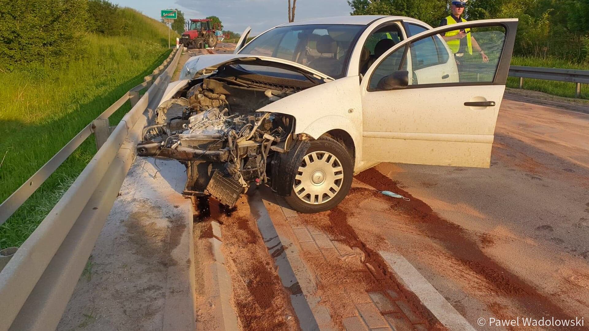 Samochód osobowy zderzył się z ciągnikiem zablokowany