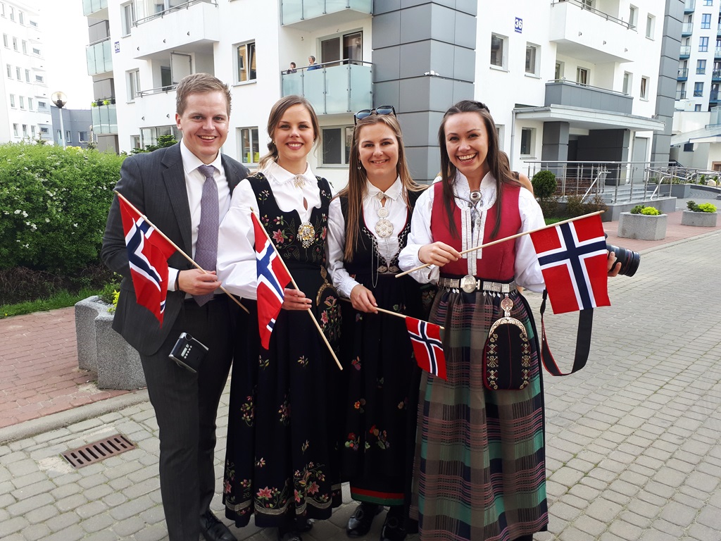 Norwescy studenci Uniwersytetu Medycznego w Białymstoku świętują niepodległość swojego kraju, fot. Renata Reda