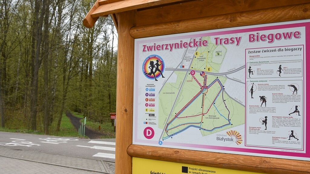 5 tras w Parku i Lesie Zwierzynieckim zostało oznaczonych za pomocą specjalnych tablic i słupków, fot. Marcin Jakowiak/UM Białystok