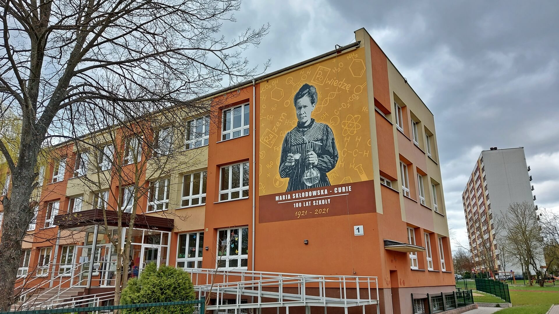 Na ścianie Szkoły Podstawowej nr 15 namalowano postać Marii Skłodowskiej-Curie, fot. Wojciech Szubzda
